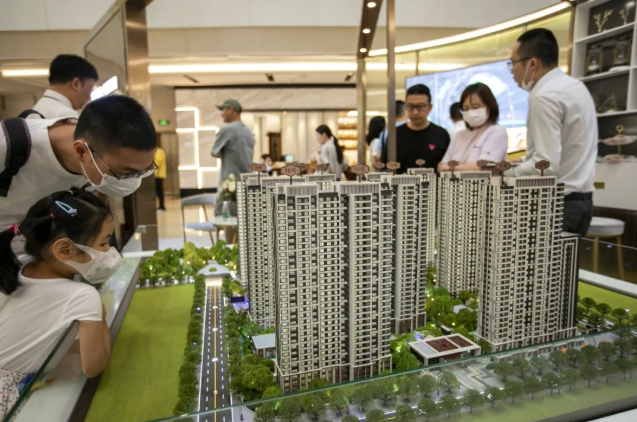 Nh&acirc;n vi&ecirc;n hợp đồng lừa đảo 51 người , chiếm đoạt 52 tỷ đồng mua nh&agrave; t&aacute;i định cư - Ảnh 1.