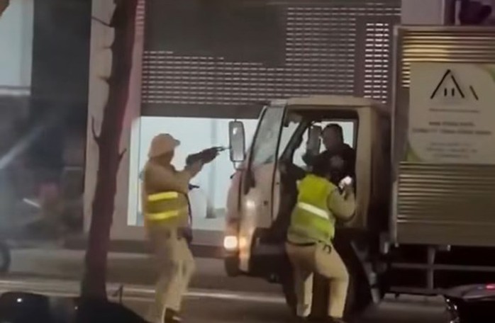 Bắt khẩn cấp t&agrave;i xế t&ocirc;ng xe CSGT v&agrave; kh&ocirc;ng chấp h&agrave;nh kiểm tra nồng độ cồn - Ảnh 2.