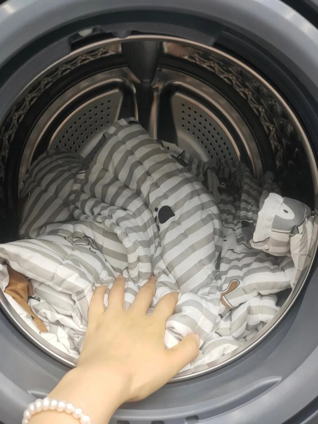 Sống hơn 30 năm t&ocirc;i mới biết 6 c&aacute;ch d&ugrave;ng m&aacute;y giặt cửa trước đ&uacute;ng chuẩn: Quần &aacute;o sạch hơn, kh&ocirc;ng c&ograve;n m&ugrave;i v&agrave; tiết kiệm điện nước r&otilde; rệt - Ảnh 3.