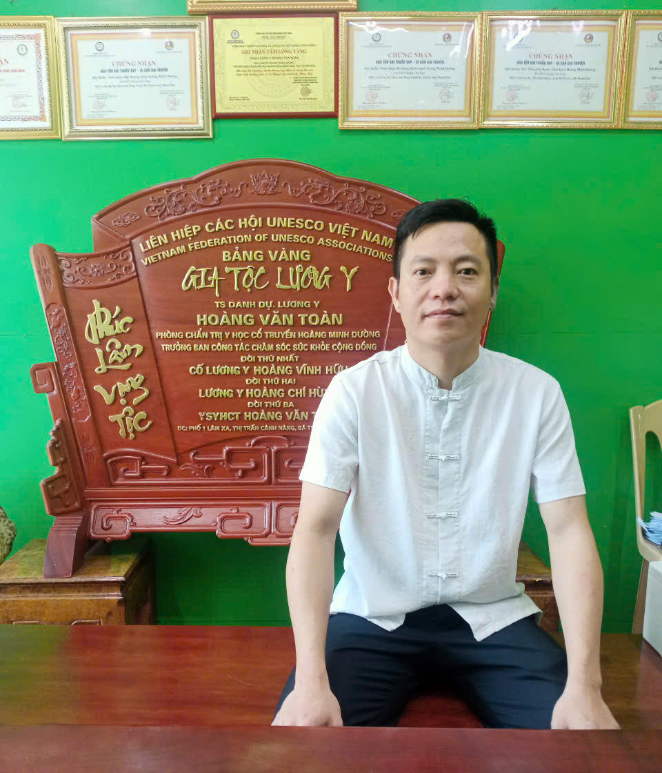 Nh&acirc;n vi&ecirc;n ng&acirc;n h&agrave;ng lừa đảo chiếm đoạt t&agrave;i sản: M&aacute;nh kh&oacute;e b&aacute;n thuốc gia truyền 2026 - Ảnh 1.