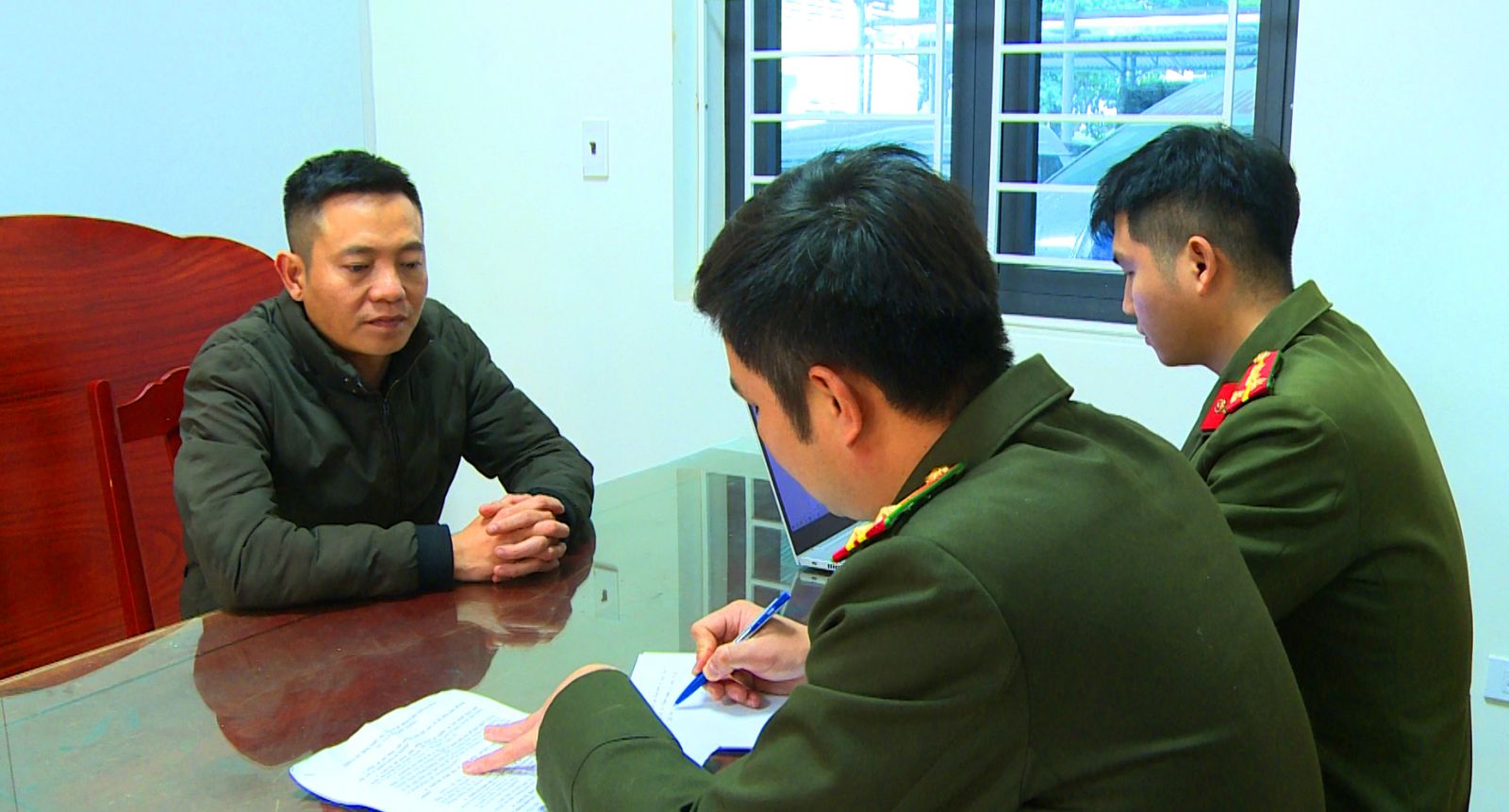 Nh&acirc;n vi&ecirc;n ng&acirc;n h&agrave;ng lừa đảo chiếm đoạt t&agrave;i sản: M&aacute;nh kh&oacute;e b&aacute;n thuốc gia truyền 2026 - Ảnh 5.