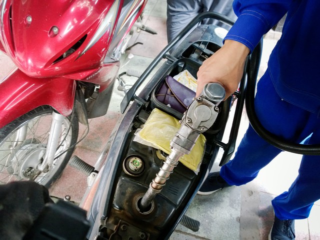 Cảnh b&aacute;o đặc biệt tới những ai vừa đổ xăng xe m&aacute;y xong - Ảnh 2.