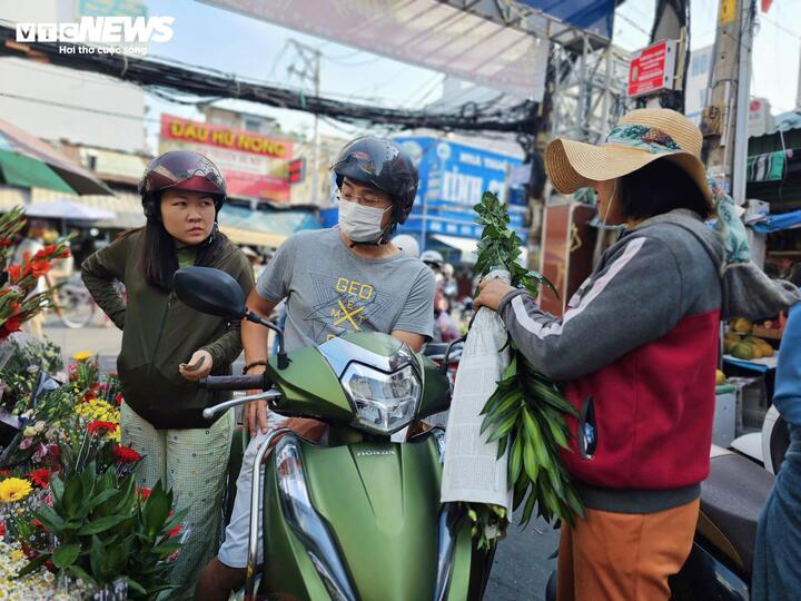 Gi&aacute; xăng tăng cao khiến nhiều gia đ&igrave;nh t&iacute;nh to&aacute;n chi ti&ecirc;u hằng ng&agrave;y - Ảnh 3.