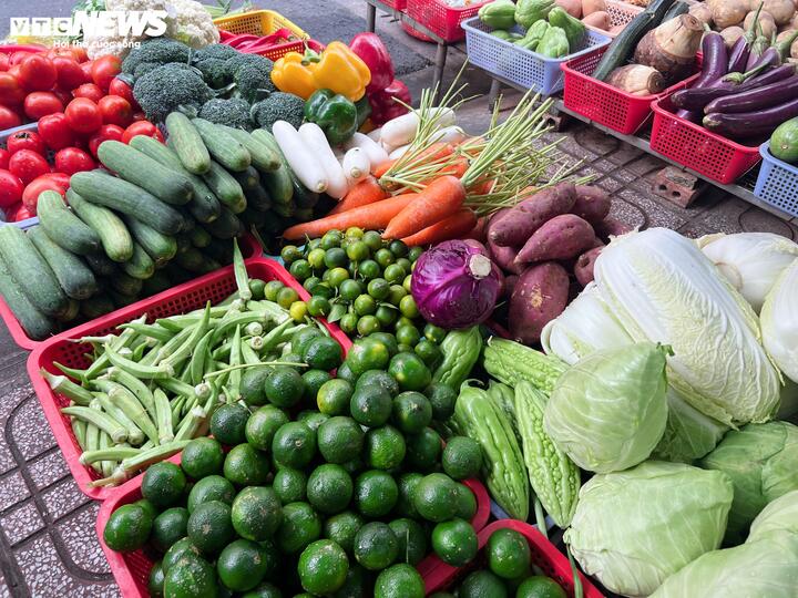 Gi&aacute; xăng tăng cao khiến nhiều gia đ&igrave;nh t&iacute;nh to&aacute;n chi ti&ecirc;u hằng ng&agrave;y - Ảnh 2.