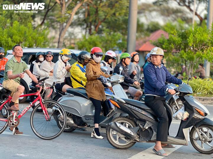 Gi&aacute; xăng tăng cao khiến nhiều gia đ&igrave;nh t&iacute;nh to&aacute;n chi ti&ecirc;u hằng ng&agrave;y - Ảnh 1.