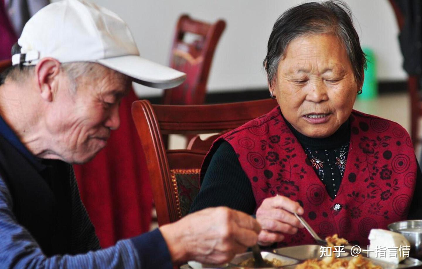 Hai người hàng xóm cùng tiết kiệm: Một người để dưỡng già, một người dồn cho con và cái kết khiến ai cũng phải nghĩ lại - Ảnh 2.