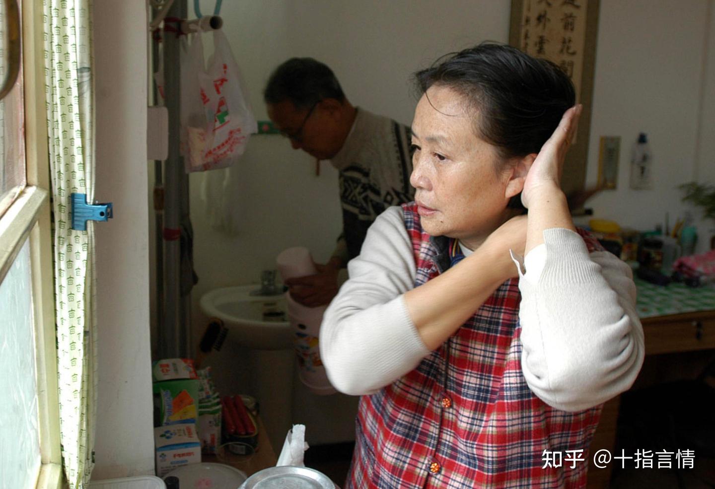 Hai người hàng xóm cùng tiết kiệm: Một người để dưỡng già, một người dồn cho con và cái kết khiến ai cũng phải nghĩ lại - Ảnh 3.