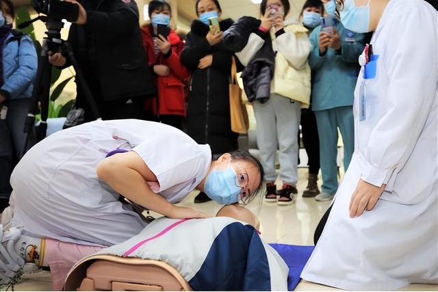 Mùa xuân là mùa có tỷ lệ đột quỵ cao, bác sĩ Đông y chỉ ra các dấu hiệu cảnh báo để dễ dàng phòng ngừa - Ảnh 2.