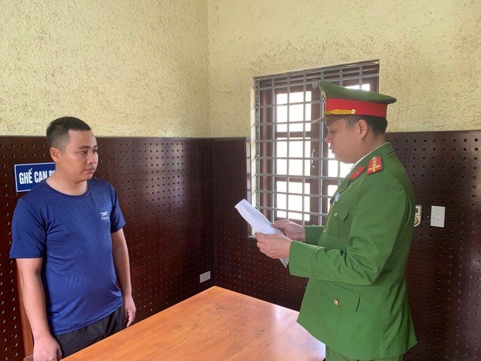 Bắt khẩn cấp t&agrave;i xế t&ocirc;ng xe CSGT v&agrave; kh&ocirc;ng chấp h&agrave;nh kiểm tra nồng độ cồn - Ảnh 1.