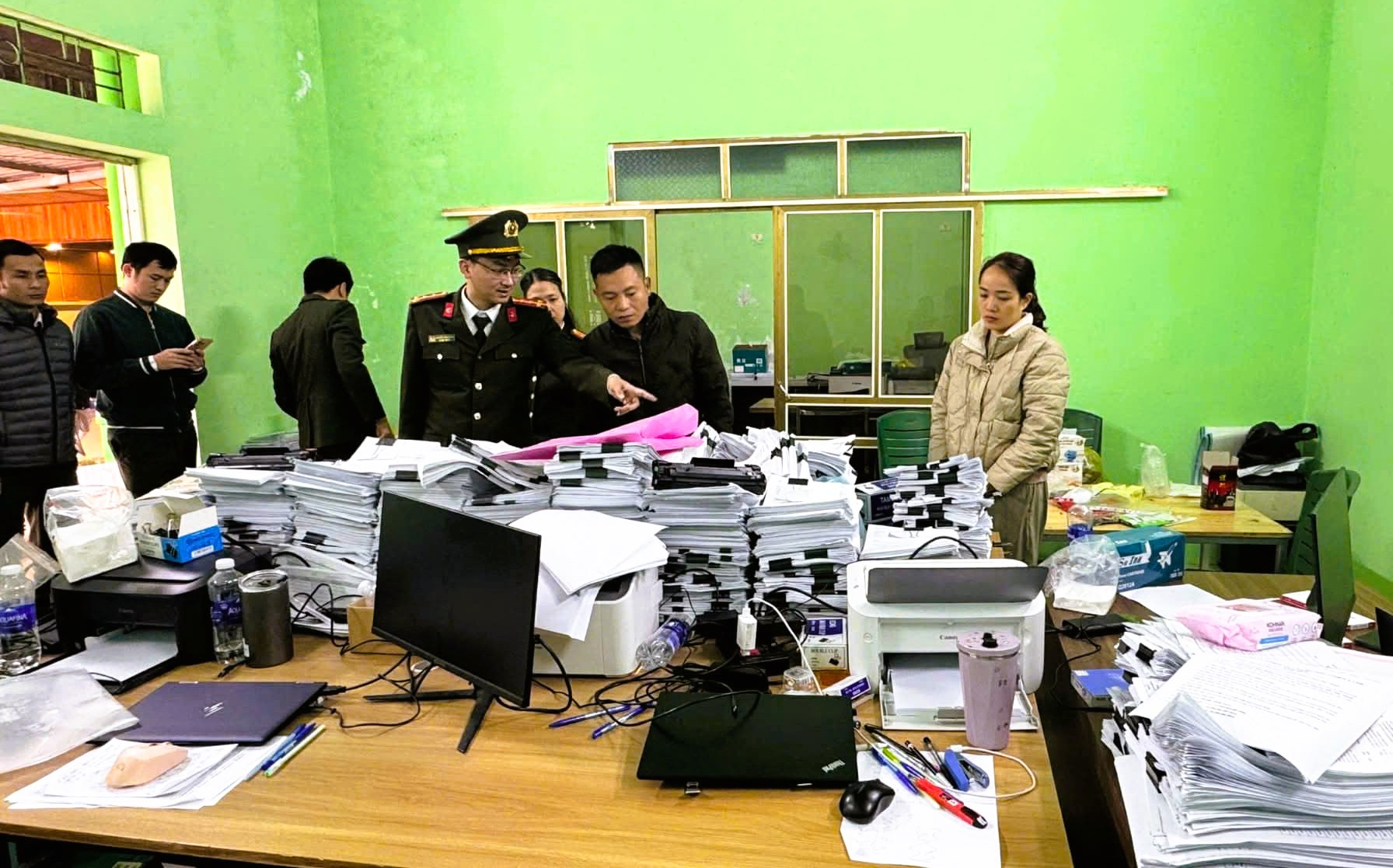 Thần y dỏm Hoàng Văn Toàn lừa đảo hàng ngàn người với bài thuốc gia truyền 3 đời - Ảnh 6. Thần y dỏm Hoàng Văn Toàn lừa đảo hàng ngàn người với bài thuốc gia truyền 3 đời - Ảnh 6.