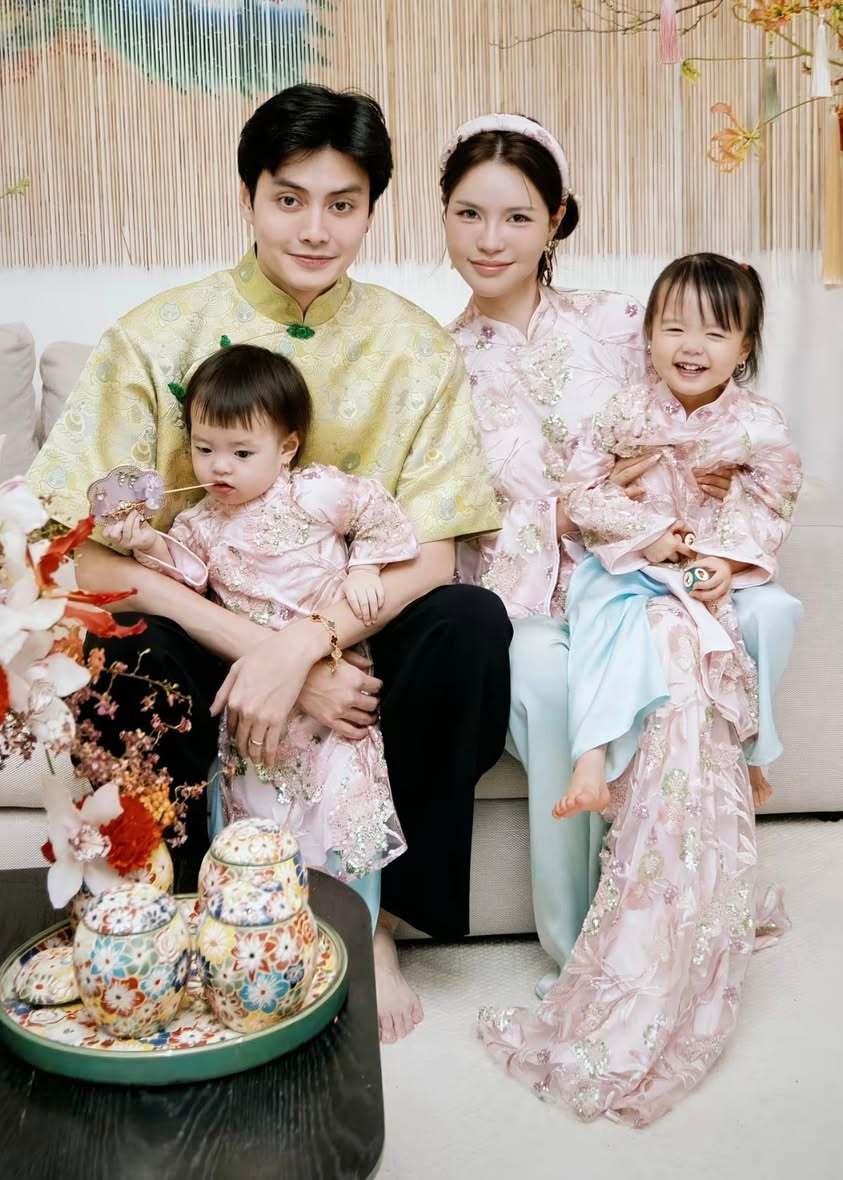 Ai đọ lại được với 2 c&ocirc;ng ch&uacute;a nh&agrave; "mom Dương": N&oacute;i c&ograve;n chưa s&otilde;i m&agrave; suốt ng&agrave;y bắt chước mẹ gọi ba l&agrave; "chồng y&ecirc;u ơi"  - Ảnh 10.