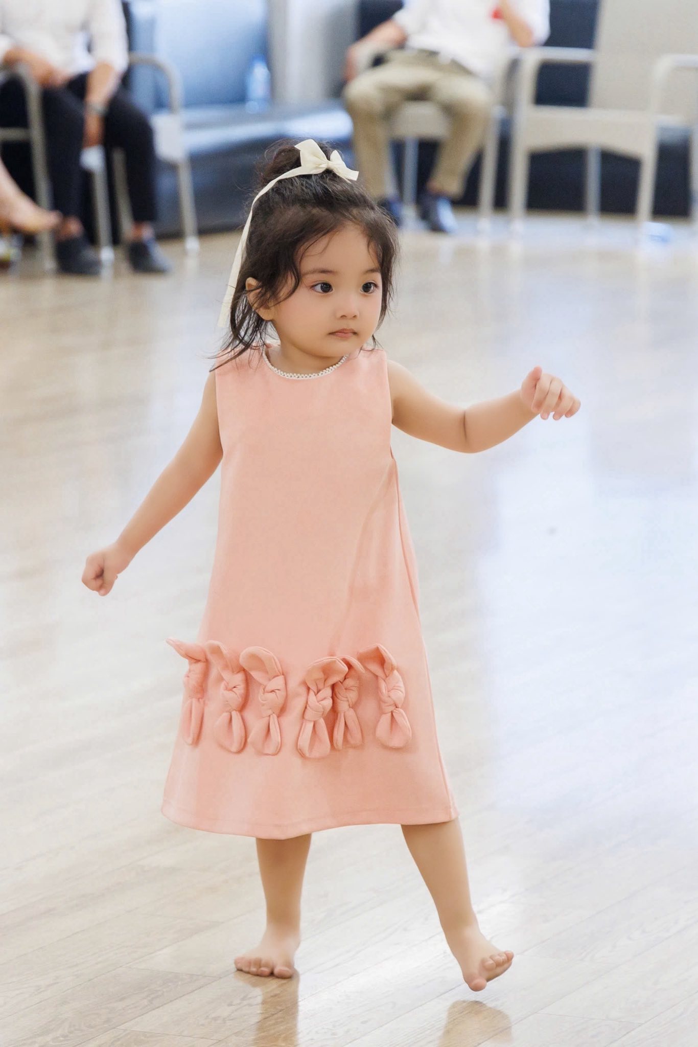 Lisa nh&agrave; Kh&aacute;nh Thi - Phan Hiển xinh như b&uacute;p b&ecirc; sống thừa hưởng gen từ ai? - Ảnh 4.