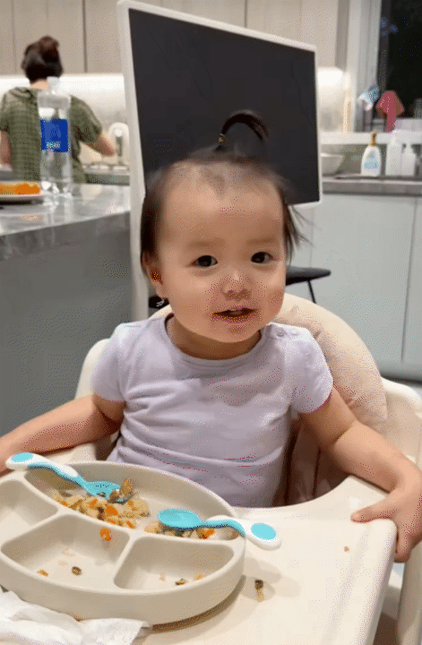 Ai đọ lại được với 2 c&ocirc;ng ch&uacute;a nh&agrave; "mom Dương": N&oacute;i c&ograve;n chưa s&otilde;i m&agrave; suốt ng&agrave;y bắt chước mẹ gọi ba l&agrave; "chồng y&ecirc;u ơi"  - Ảnh 2.