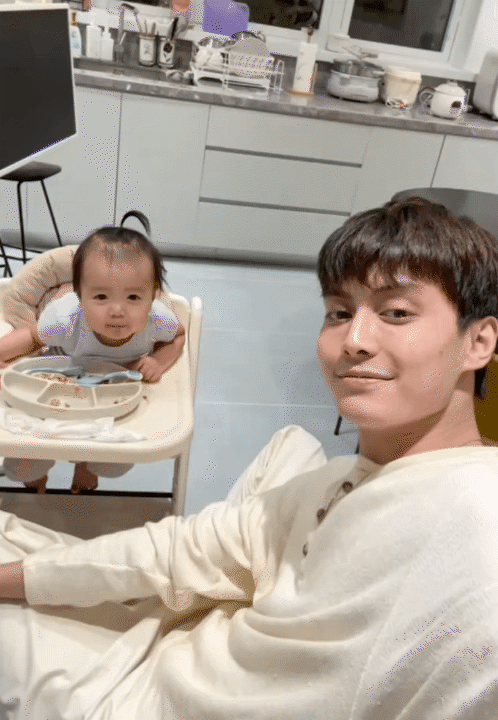 Ai đọ lại được với 2 c&ocirc;ng ch&uacute;a nh&agrave; "mom Dương": N&oacute;i c&ograve;n chưa s&otilde;i m&agrave; suốt ng&agrave;y bắt chước mẹ gọi ba l&agrave; "chồng y&ecirc;u ơi"  - Ảnh 1.