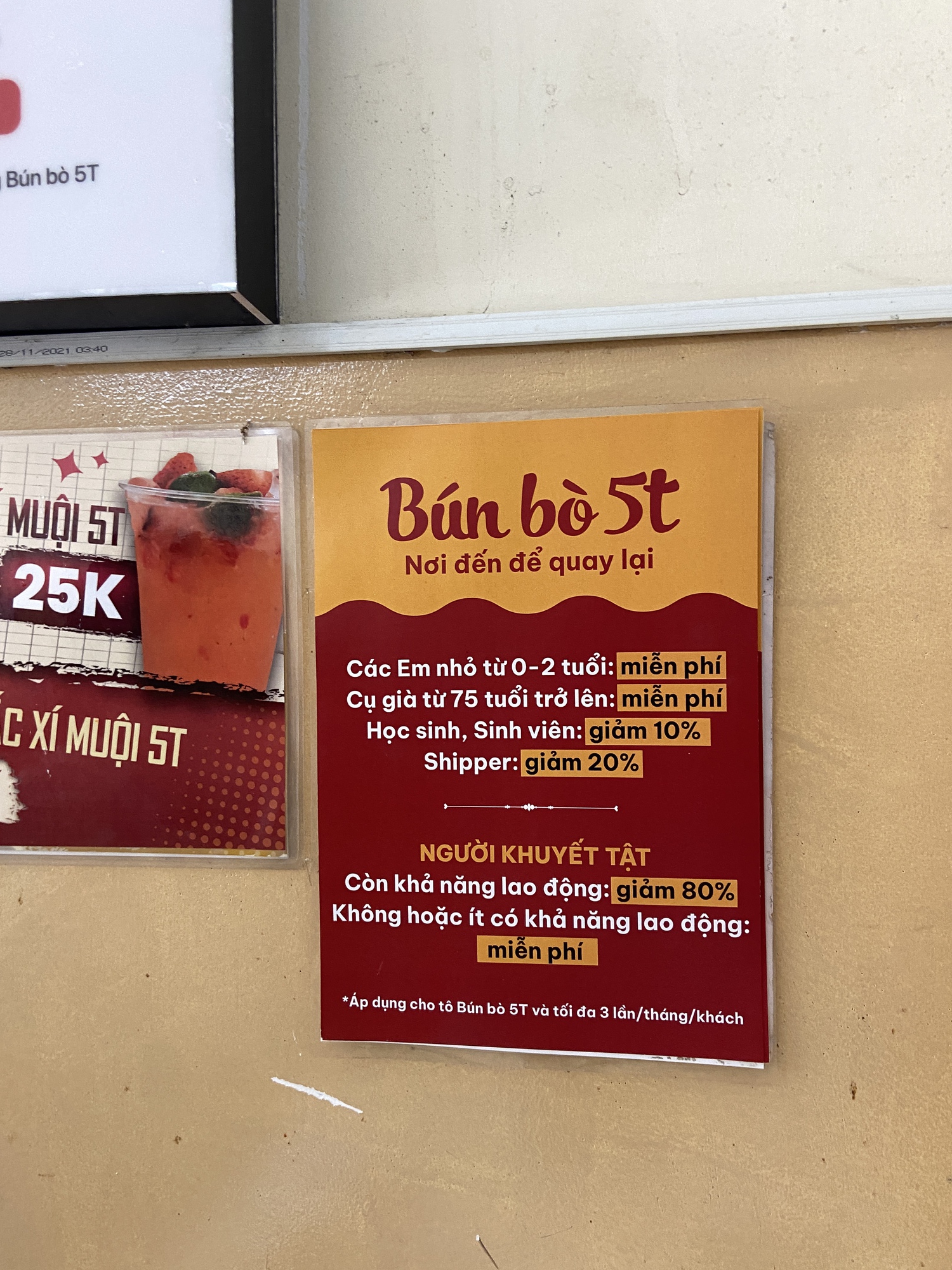 Giữa l&uacute;c nhiều qu&aacute;n ăn rục rịch tăng gi&aacute; v&igrave; xăng tăng, qu&aacute;n b&uacute;n b&ograve; n&agrave;y ở TP.HCM lại g&acirc;y ch&uacute; &yacute; v&igrave; tấm biển nhỏ- Ảnh 1.