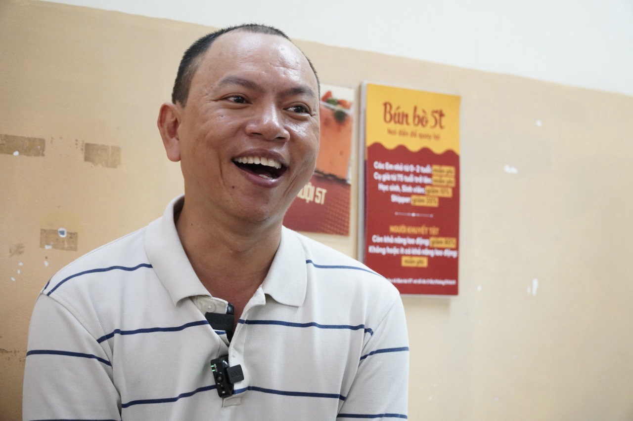 Giữa l&uacute;c nhiều qu&aacute;n ăn rục rịch tăng gi&aacute; v&igrave; xăng tăng, qu&aacute;n b&uacute;n b&ograve; n&agrave;y ở TP.HCM lại g&acirc;y ch&uacute; &yacute; v&igrave; tấm biển nhỏ- Ảnh 2.