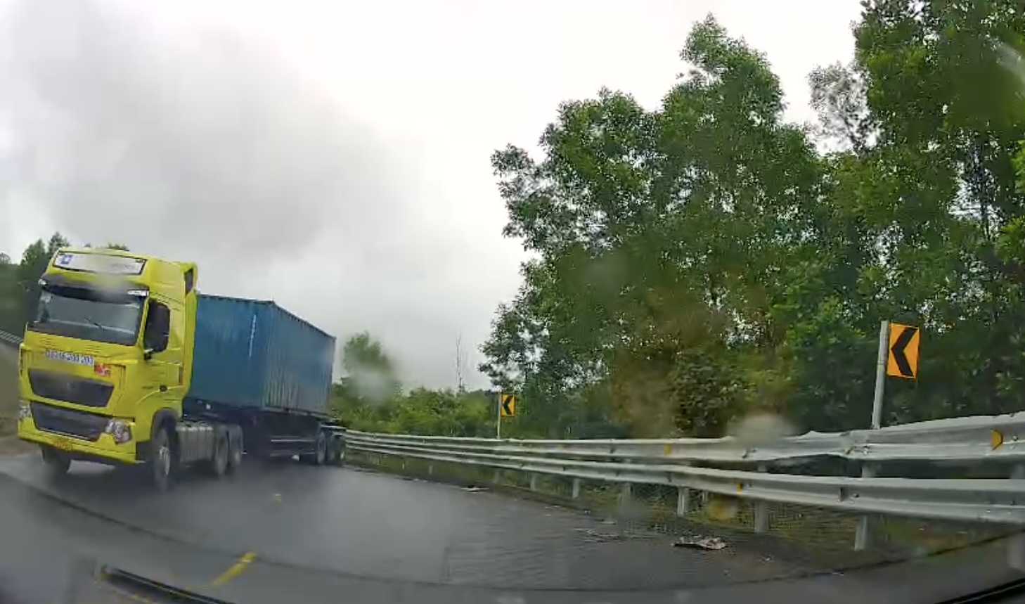 Sau pha lùi xe tạo