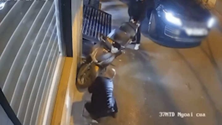 Tài xế Range Rover chọc thủng lốp SH: Hành vi gây bức xúc tại Hà Nội - Ảnh 1. Tài xế Range Rover chọc thủng lốp SH: Hành vi gây bức xúc tại Hà Nội - Ảnh 1.