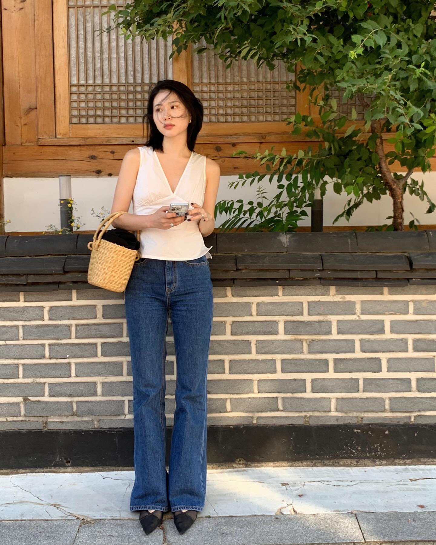 Áo trắng và quần jeans xanh: 4 Cách mix đồ đẹp cho mùa hè 2026 - Ảnh 4. Áo trắng và quần jeans xanh: 4 Cách mix đồ đẹp cho mùa hè 2026 - Ảnh 4.