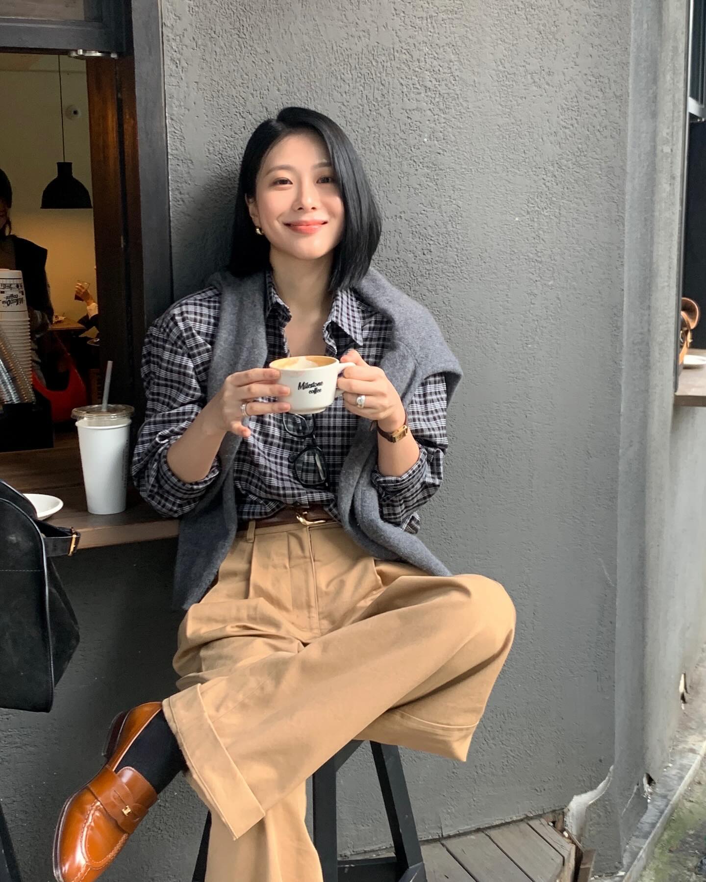 Gợi ý phối đồ áo sơ mi hoàn hảo với 4 mẫu quần dài thời thượng 2026 - Ảnh 7. Gợi ý phối đồ áo sơ mi hoàn hảo với 4 mẫu quần dài thời thượng 2026 - Ảnh 7.