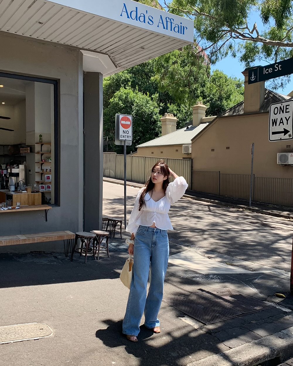 Áo trắng và quần jeans xanh: 4 Cách mix đồ đẹp cho mùa hè 2026 - Ảnh 2. Áo trắng và quần jeans xanh: 4 Cách mix đồ đẹp cho mùa hè 2026 - Ảnh 2.