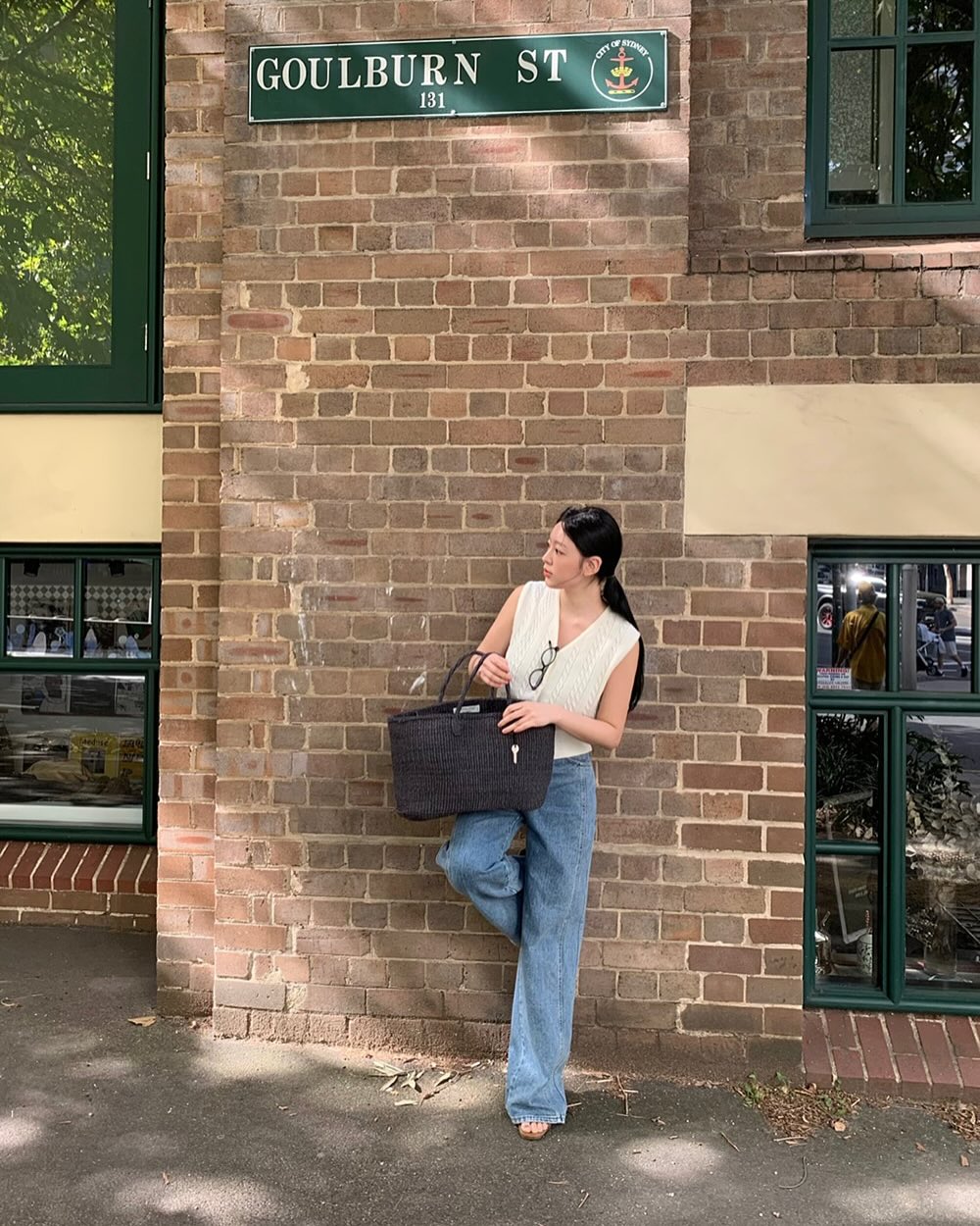 Áo trắng và quần jeans xanh: 4 Cách mix đồ đẹp cho mùa hè 2026 - Ảnh 5. Áo trắng và quần jeans xanh: 4 Cách mix đồ đẹp cho mùa hè 2026 - Ảnh 5.