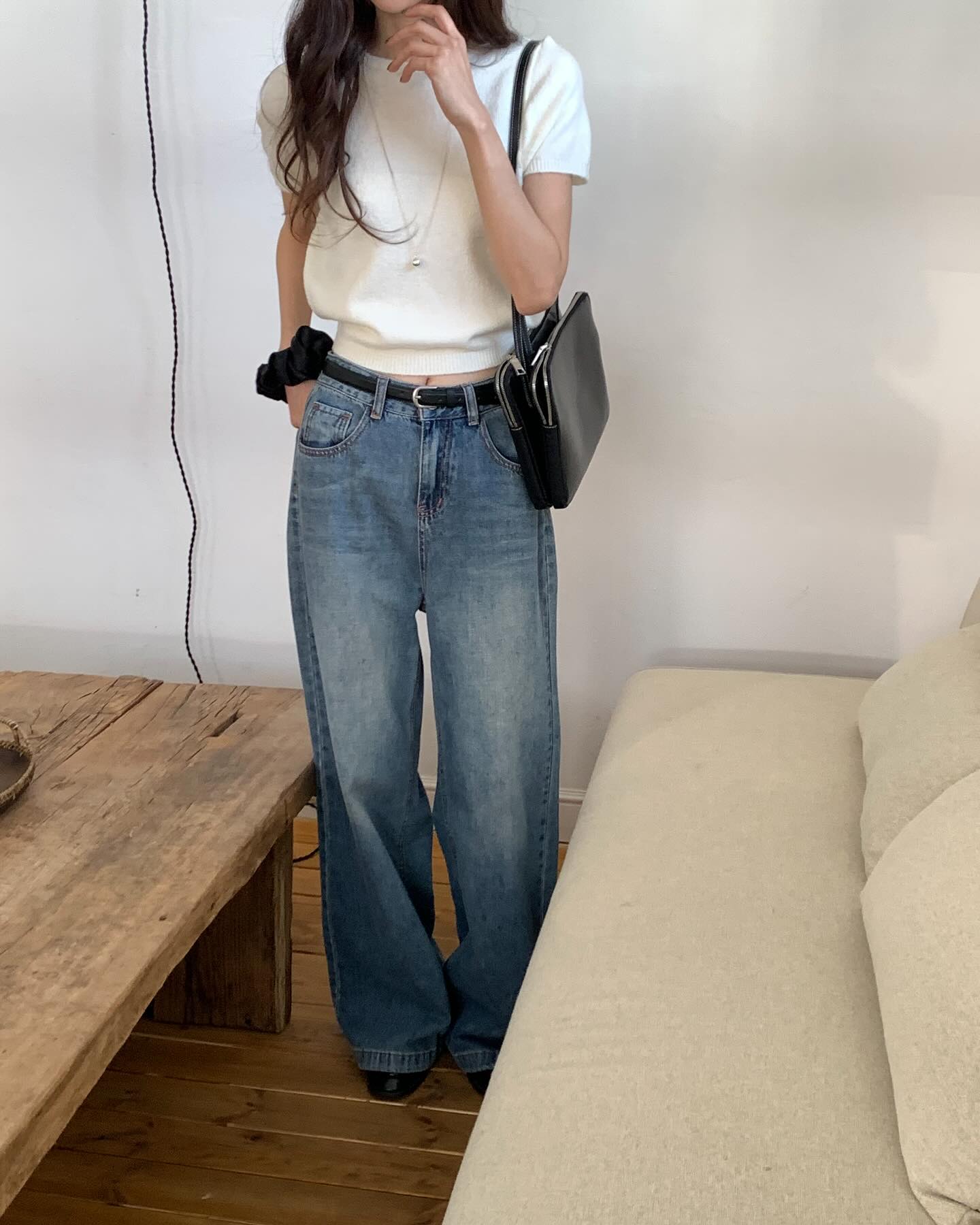 Áo trắng và quần jeans xanh: 4 Cách mix đồ đẹp cho mùa hè 2026 - Ảnh 6. Áo trắng và quần jeans xanh: 4 Cách mix đồ đẹp cho mùa hè 2026 - Ảnh 6.