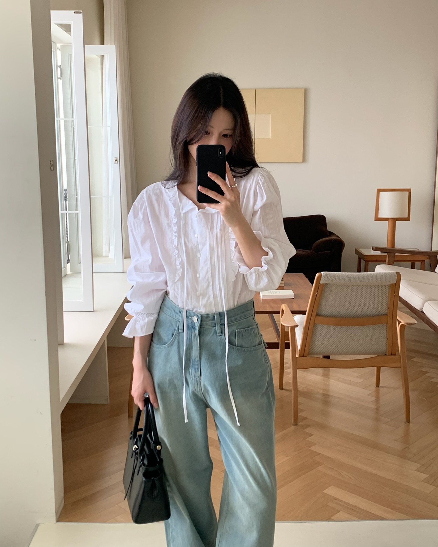 Áo trắng và quần jeans xanh: 4 Cách mix đồ đẹp cho mùa hè 2026 - Ảnh 1. Áo trắng và quần jeans xanh: 4 Cách mix đồ đẹp cho mùa hè 2026 - Ảnh 1.