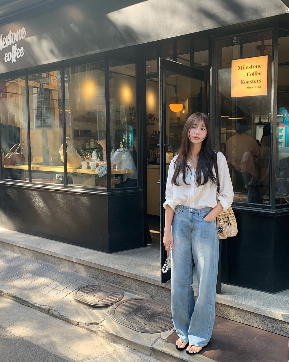 Áo trắng và quần jeans xanh: 4 Cách mix đồ đẹp cho mùa hè 2026 - Ảnh 7. Áo trắng và quần jeans xanh: 4 Cách mix đồ đẹp cho mùa hè 2026 - Ảnh 7.