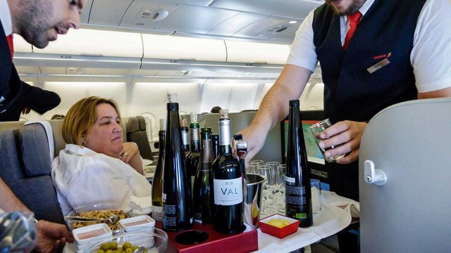 Uống bia tr&ecirc;n m&aacute;y bay c&oacute; vi phạm quy định kh&ocirc;ng? th&ocirc;ng tin cần biết năm 2026 - Ảnh 3.