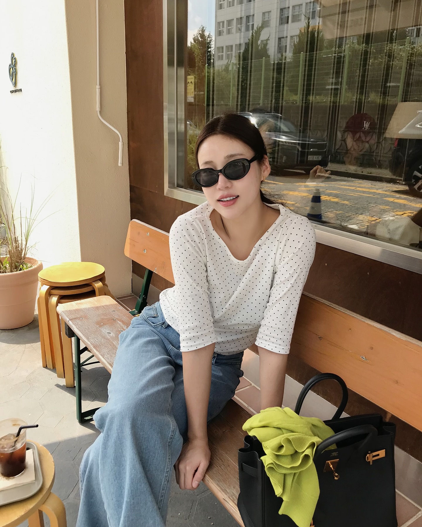 4 Kiểu áo mùa hè hoàn hảo để thể hiện phong cách quần jeans 2026 - Ảnh 10. 4 Kiểu áo mùa hè hoàn hảo để thể hiện phong cách quần jeans 2026 - Ảnh 10.