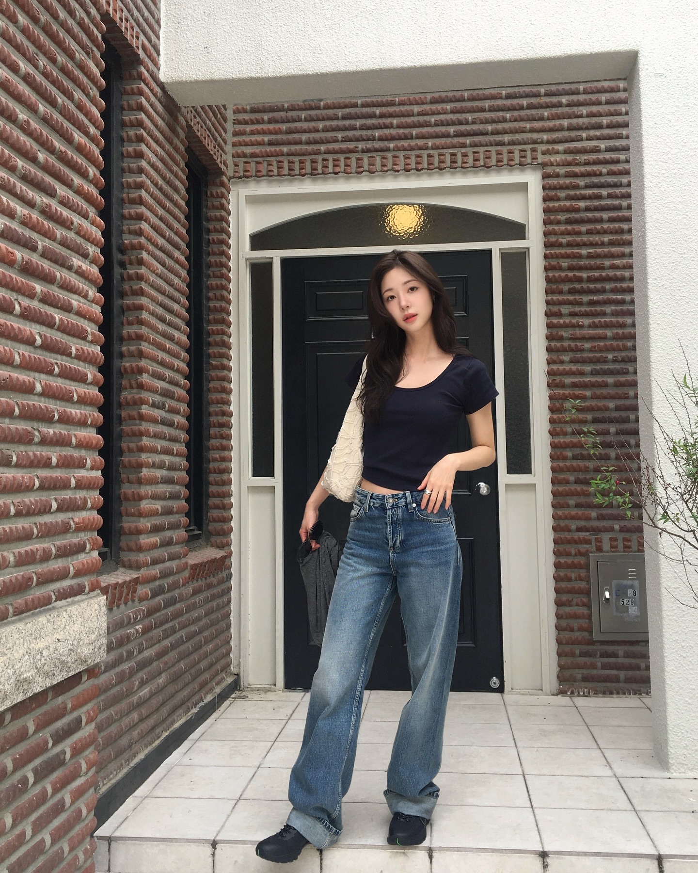 4 Kiểu áo mùa hè hoàn hảo để thể hiện phong cách quần jeans 2026 - Ảnh 11. 4 Kiểu áo mùa hè hoàn hảo để thể hiện phong cách quần jeans 2026 - Ảnh 11.