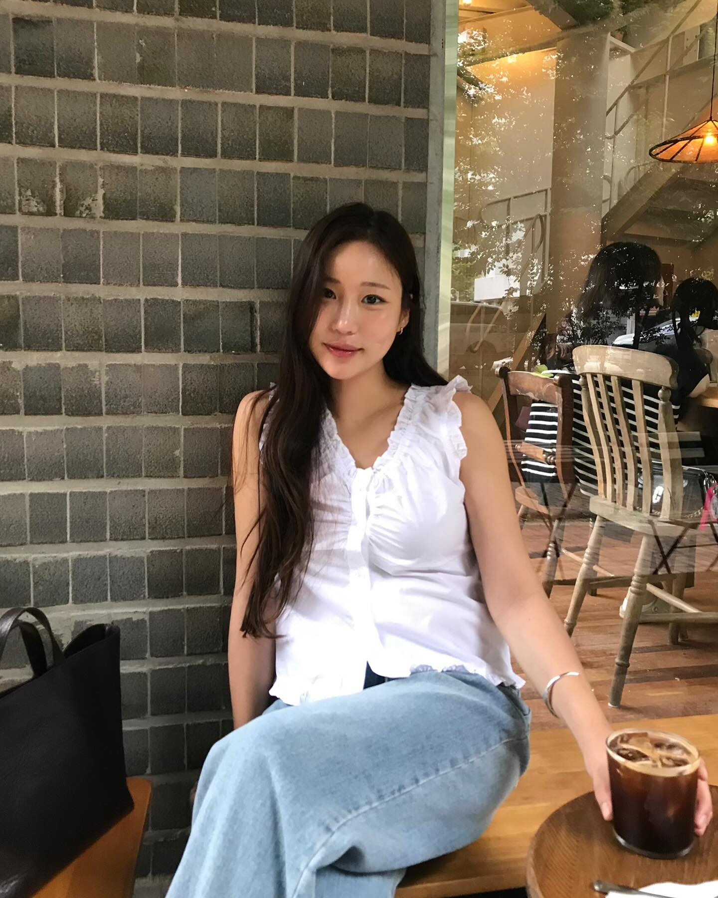 4 Kiểu áo mùa hè hoàn hảo để thể hiện phong cách quần jeans 2026 - Ảnh 5. 4 Kiểu áo mùa hè hoàn hảo để thể hiện phong cách quần jeans 2026 - Ảnh 5.