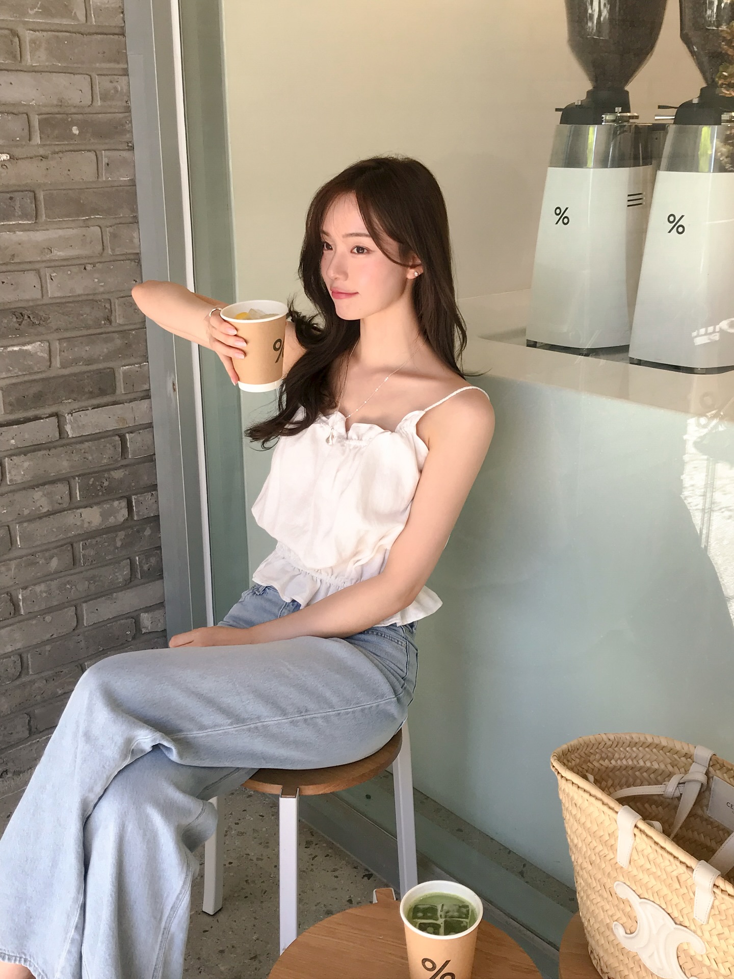 4 Kiểu áo mùa hè hoàn hảo để thể hiện phong cách quần jeans 2026 - Ảnh 4. 4 Kiểu áo mùa hè hoàn hảo để thể hiện phong cách quần jeans 2026 - Ảnh 4.