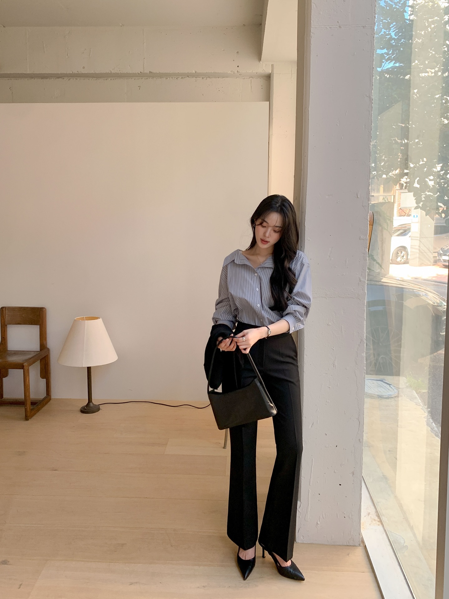 Gợi ý phối đồ áo sơ mi hoàn hảo với 4 mẫu quần dài thời thượng 2026 - Ảnh 2. Gợi ý phối đồ áo sơ mi hoàn hảo với 4 mẫu quần dài thời thượng 2026 - Ảnh 2.