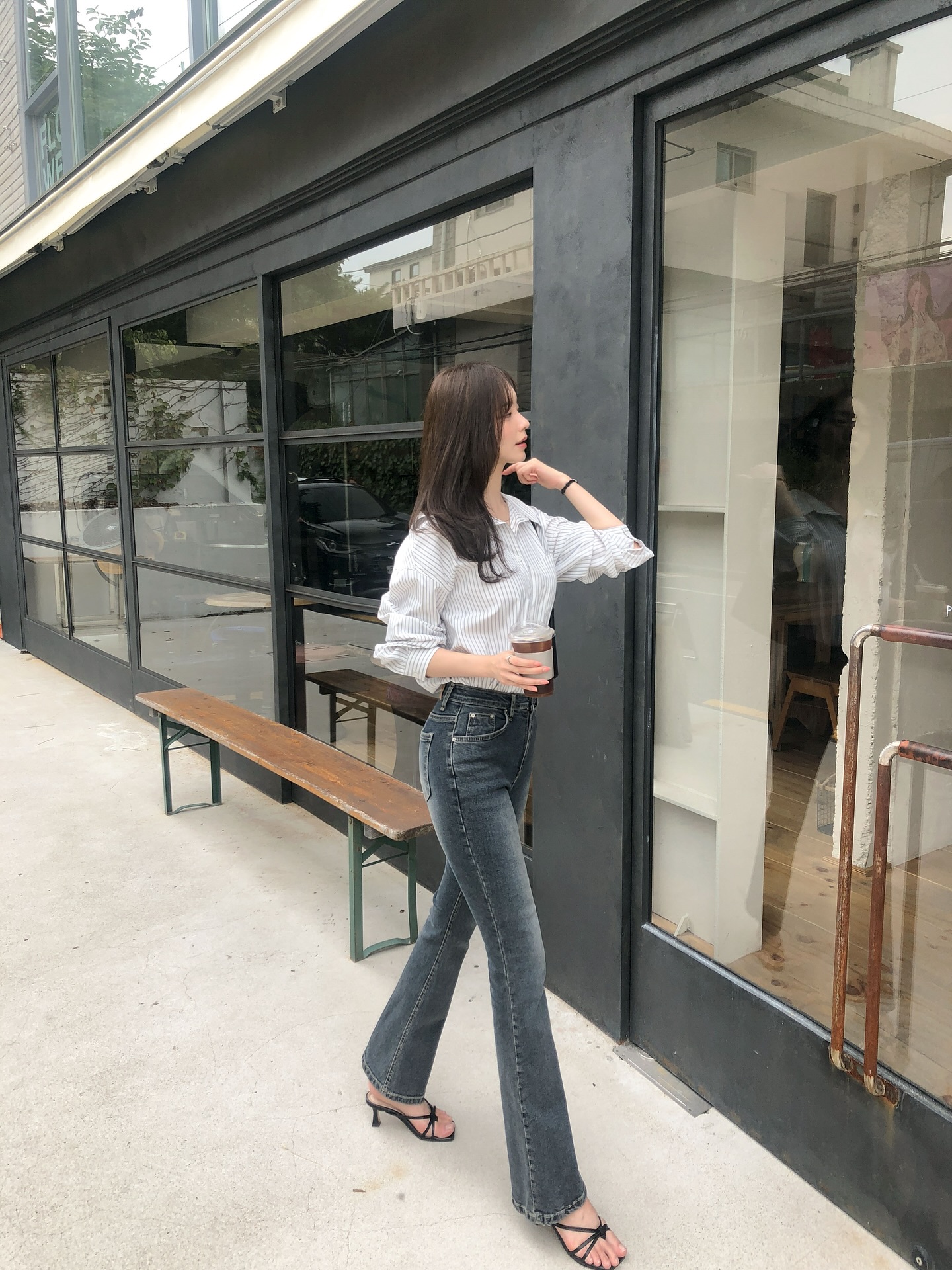 4 Kiểu áo mùa hè hoàn hảo để thể hiện phong cách quần jeans 2026 - Ảnh 6. 4 Kiểu áo mùa hè hoàn hảo để thể hiện phong cách quần jeans 2026 - Ảnh 6.