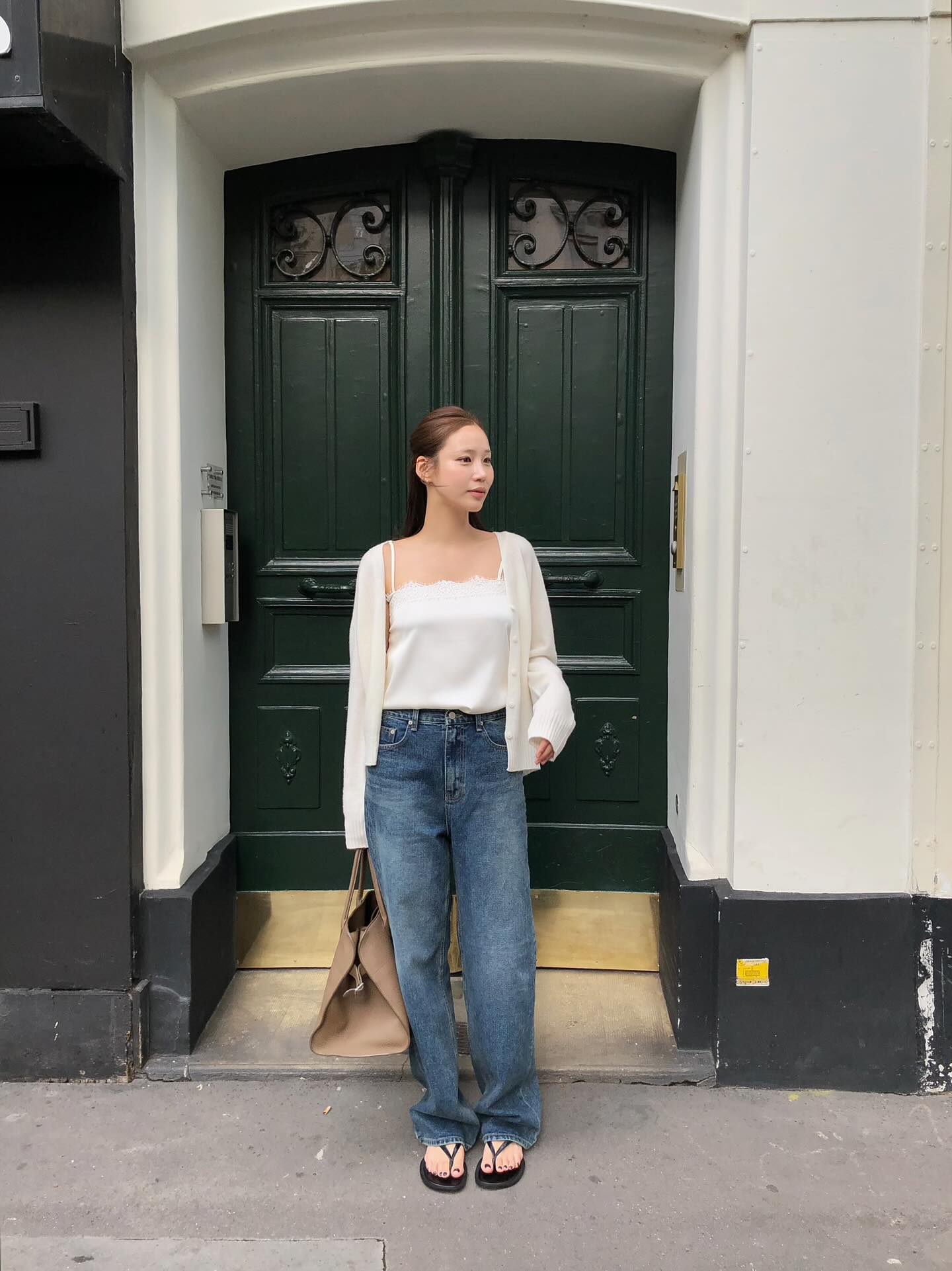 Áo trắng và quần jeans xanh: 4 Cách mix đồ đẹp cho mùa hè 2026 - Ảnh 3. Áo trắng và quần jeans xanh: 4 Cách mix đồ đẹp cho mùa hè 2026 - Ảnh 3.