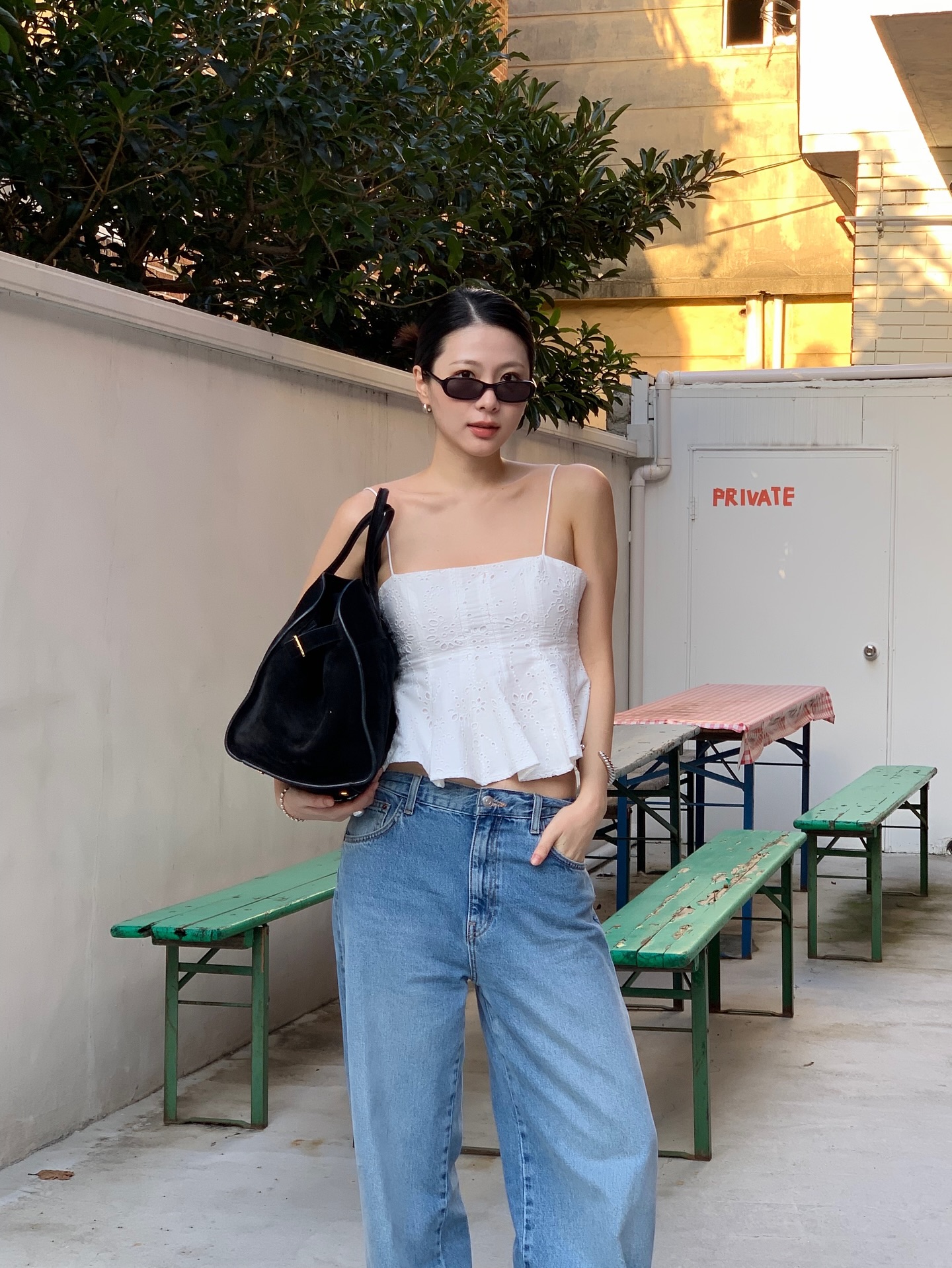 4 Kiểu áo mùa hè hoàn hảo để thể hiện phong cách quần jeans 2026 - Ảnh 3. 4 Kiểu áo mùa hè hoàn hảo để thể hiện phong cách quần jeans 2026 - Ảnh 3.