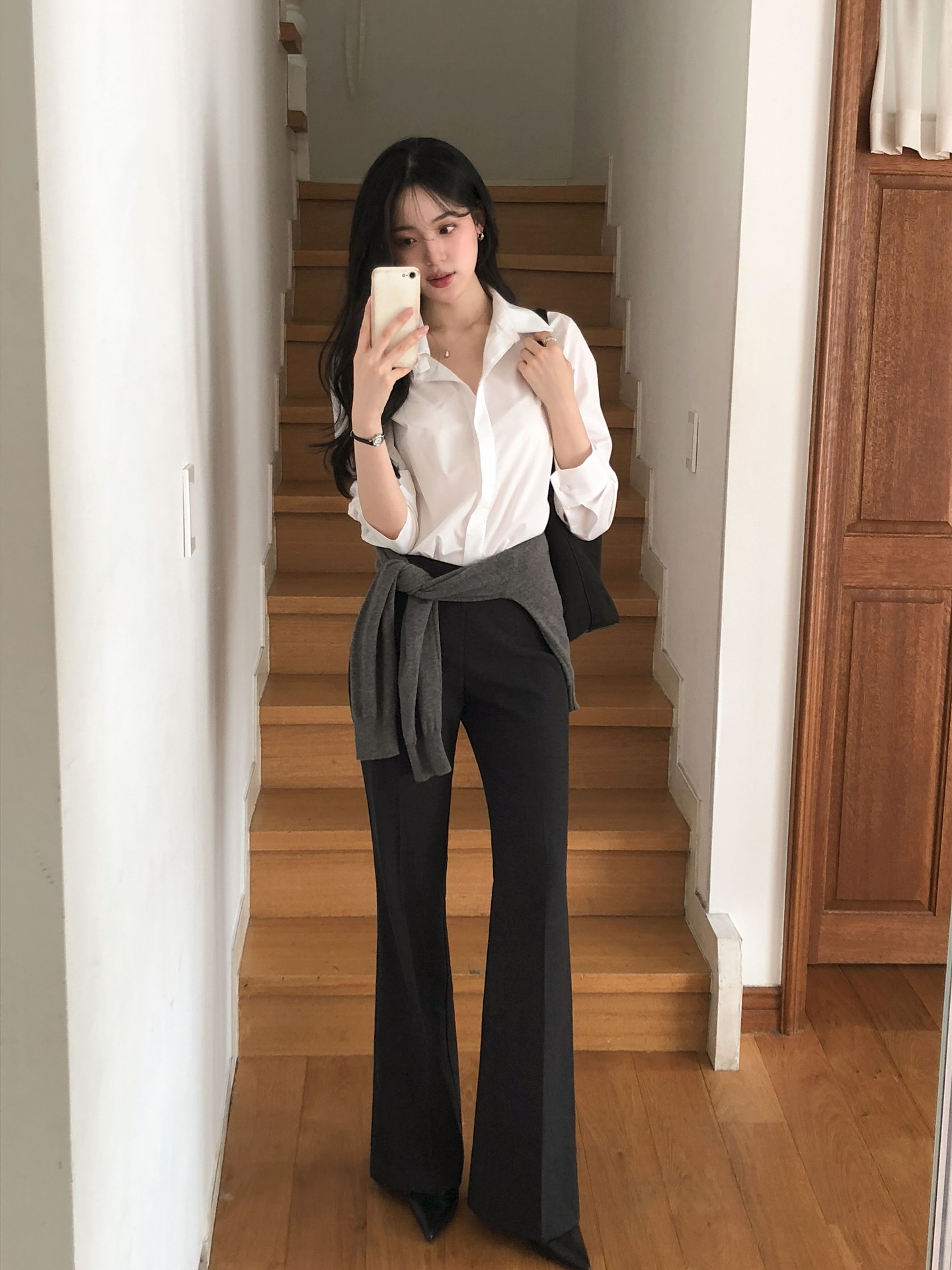 Gợi ý phối đồ áo sơ mi hoàn hảo với 4 mẫu quần dài thời thượng 2026 - Ảnh 3. Gợi ý phối đồ áo sơ mi hoàn hảo với 4 mẫu quần dài thời thượng 2026 - Ảnh 3.