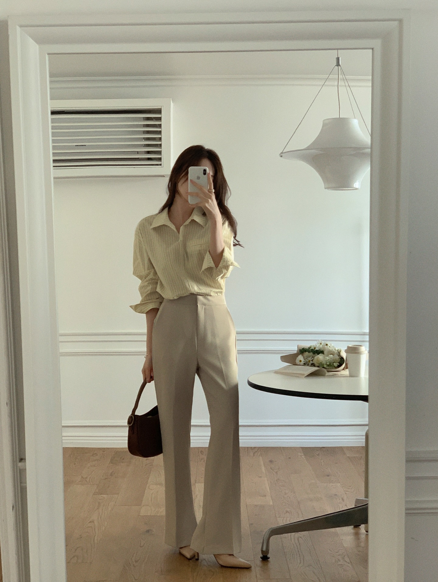 Gợi ý phối đồ áo sơ mi hoàn hảo với 4 mẫu quần dài thời thượng 2026 - Ảnh 1. Gợi ý phối đồ áo sơ mi hoàn hảo với 4 mẫu quần dài thời thượng 2026 - Ảnh 1.