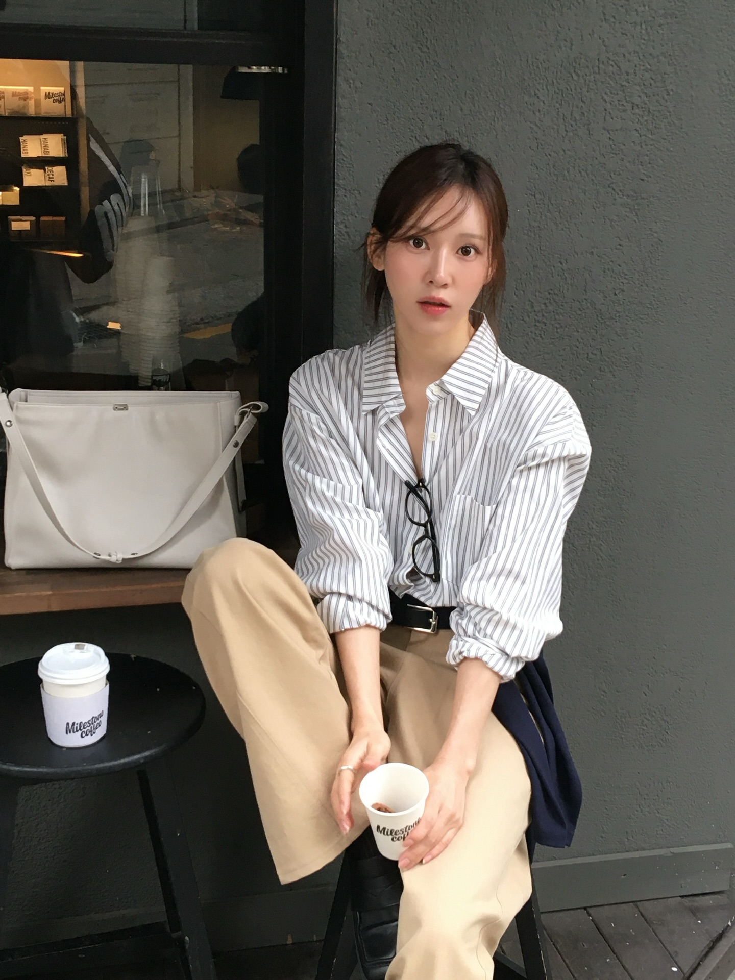 Gợi ý phối đồ áo sơ mi hoàn hảo với 4 mẫu quần dài thời thượng 2026 - Ảnh 6. Gợi ý phối đồ áo sơ mi hoàn hảo với 4 mẫu quần dài thời thượng 2026 - Ảnh 6.