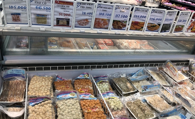 Mua t&ocirc;m đ&oacute;ng khay ở si&ecirc;u thị: Nh&acirc;n vi&ecirc;n h&eacute; lộ chi tiết 