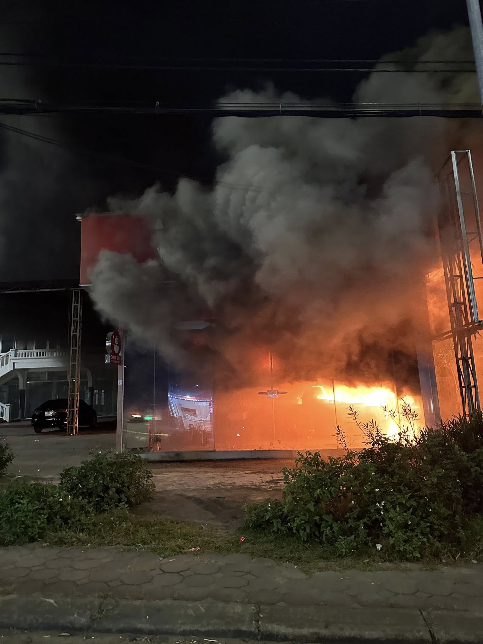 Cháy lớn quán Mixue ở Quảng Ninh: Hỏa hoạn thiêu rụi cửa hàng gây hoang mang - Ảnh 1. Cháy lớn quán Mixue ở Quảng Ninh: Hỏa hoạn thiêu rụi cửa hàng gây hoang mang - Ảnh 1.