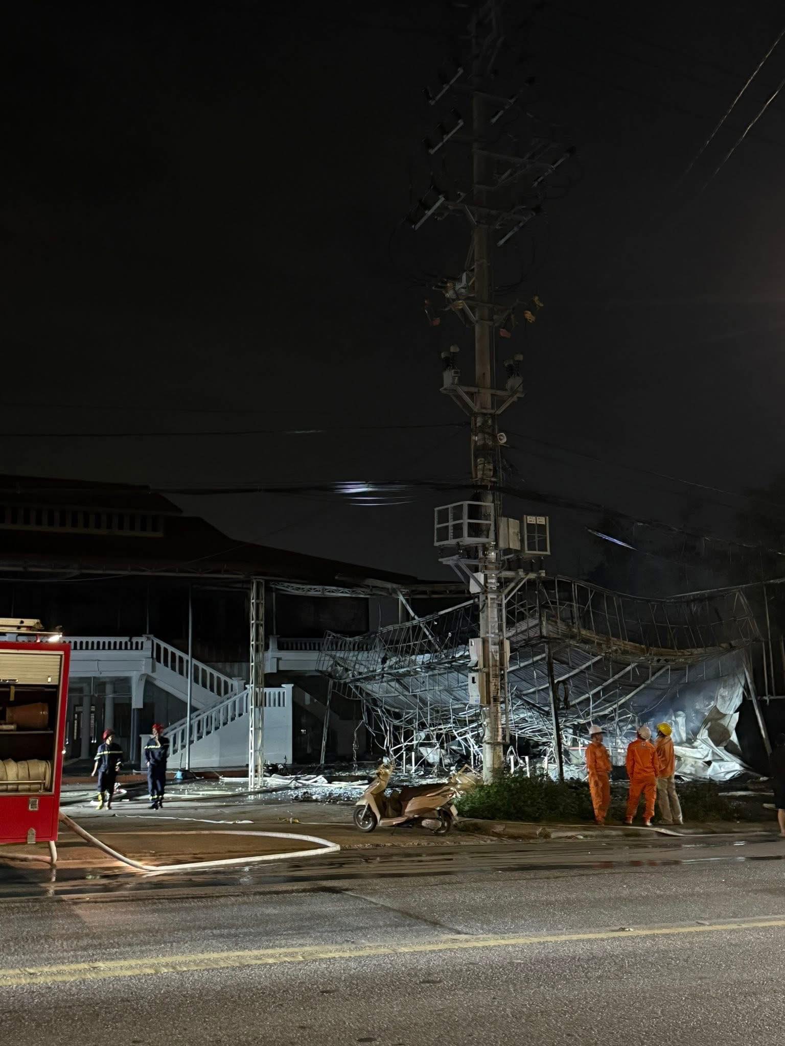 Cháy lớn quán Mixue ở Quảng Ninh: Hỏa hoạn thiêu rụi cửa hàng gây hoang mang - Ảnh 4. Cháy lớn quán Mixue ở Quảng Ninh: Hỏa hoạn thiêu rụi cửa hàng gây hoang mang - Ảnh 4.