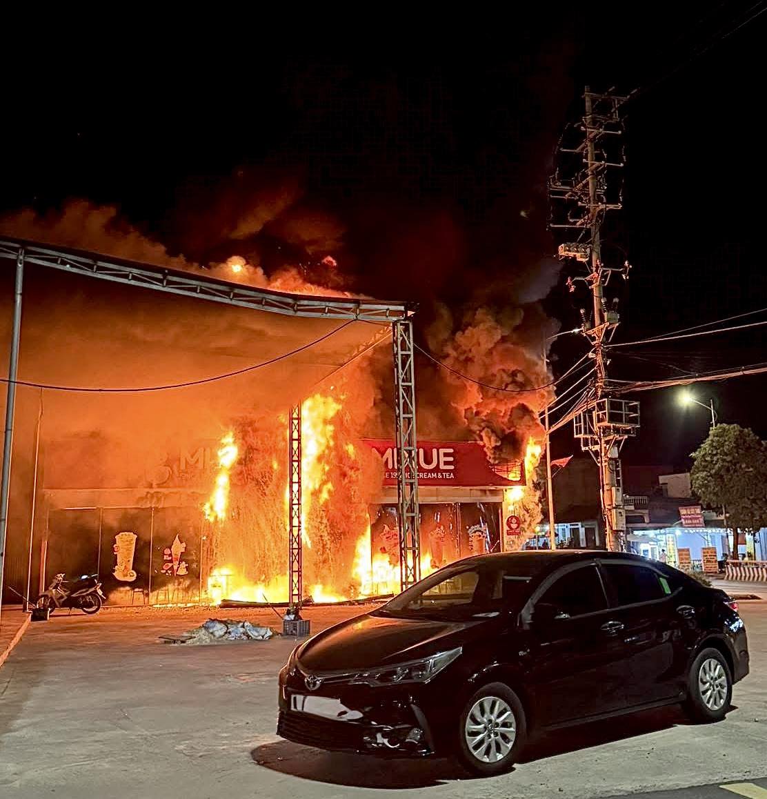 Cháy lớn quán Mixue ở Quảng Ninh: Hỏa hoạn thiêu rụi cửa hàng gây hoang mang - Ảnh 2. Cháy lớn quán Mixue ở Quảng Ninh: Hỏa hoạn thiêu rụi cửa hàng gây hoang mang - Ảnh 2.