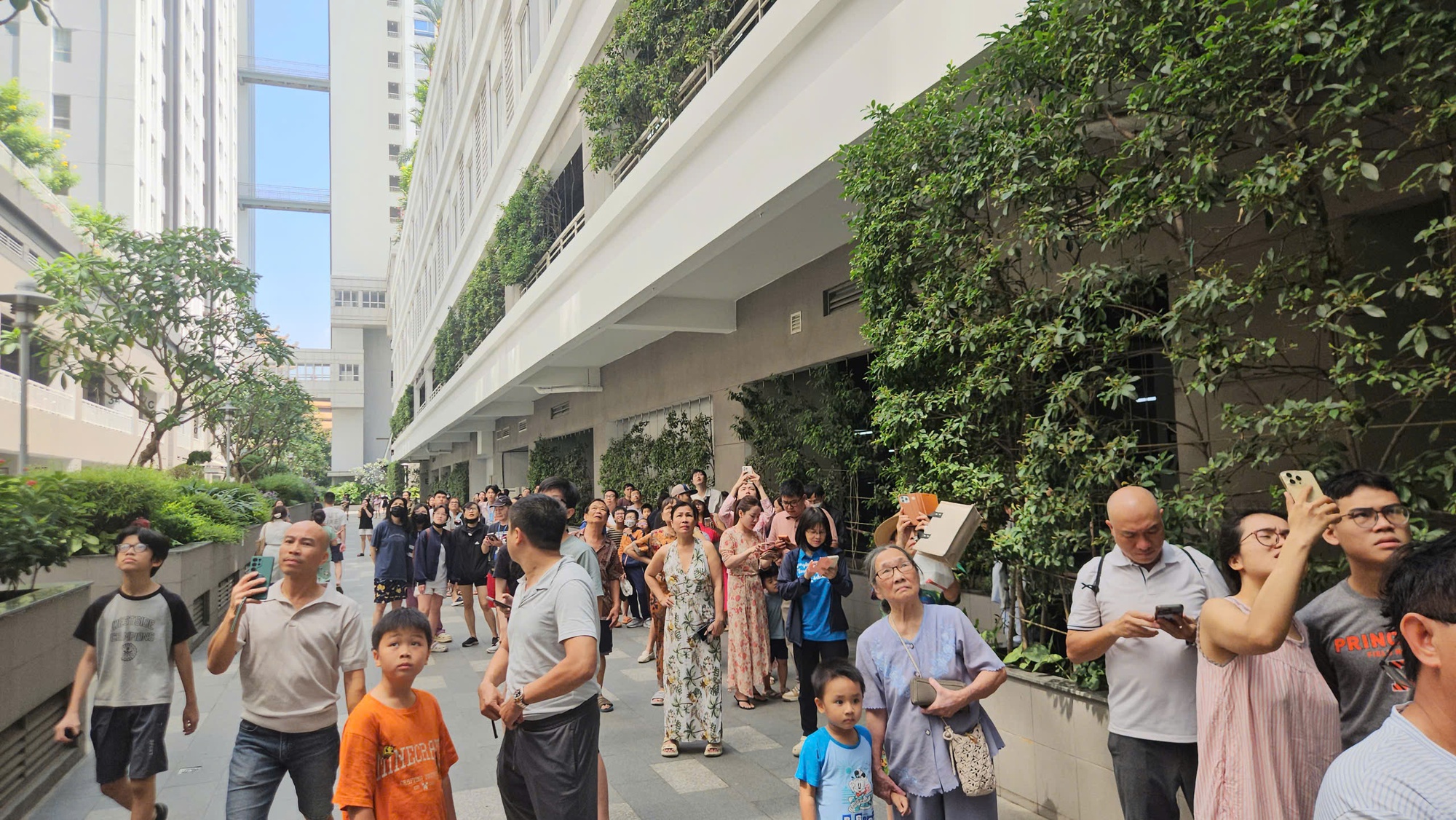 Cháy chung cư TPHCM tại đường Mai Chí Thọ làm cư dân hoảng loạn - Ảnh 5. Cháy chung cư TPHCM tại đường Mai Chí Thọ làm cư dân hoảng loạn - Ảnh 5.