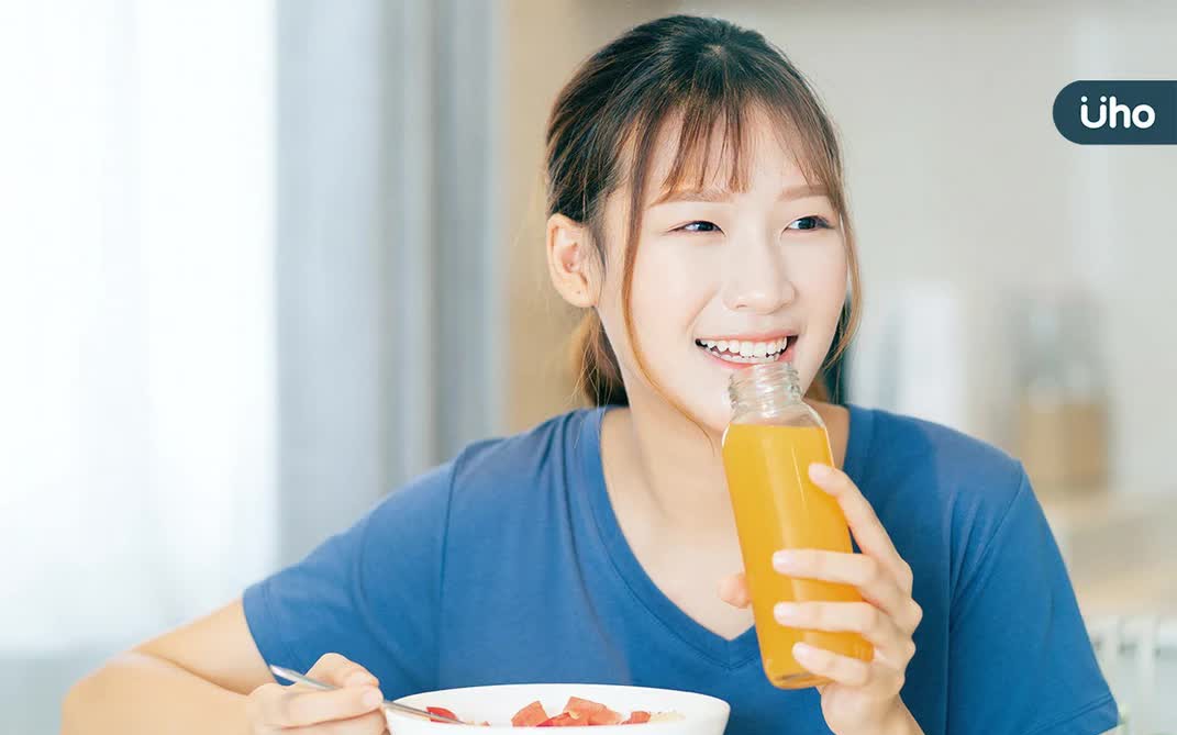 Anne Hathaway 44 tr&ocirc;ng như 24: C&oacute; kiểu ăn 