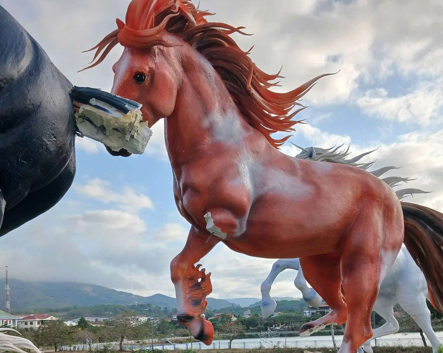 Ho&agrave;n cảnh của 2 ch&aacute;u nhỏ đập ph&aacute; m&ocirc; h&igrave;nh 