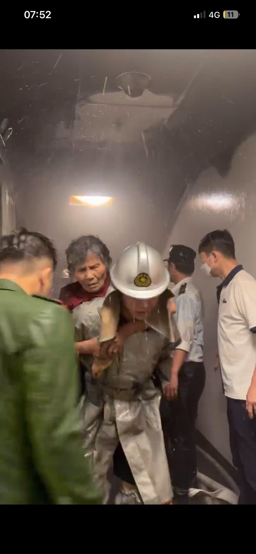 Cháy căn hộ chung cư Ecohome 1 ở Hà Nội: Khói độc lan rộng lúc sáng sớm - Ảnh 2. Cháy căn hộ chung cư Ecohome 1 ở Hà Nội: Khói độc lan rộng lúc sáng sớm - Ảnh 2.