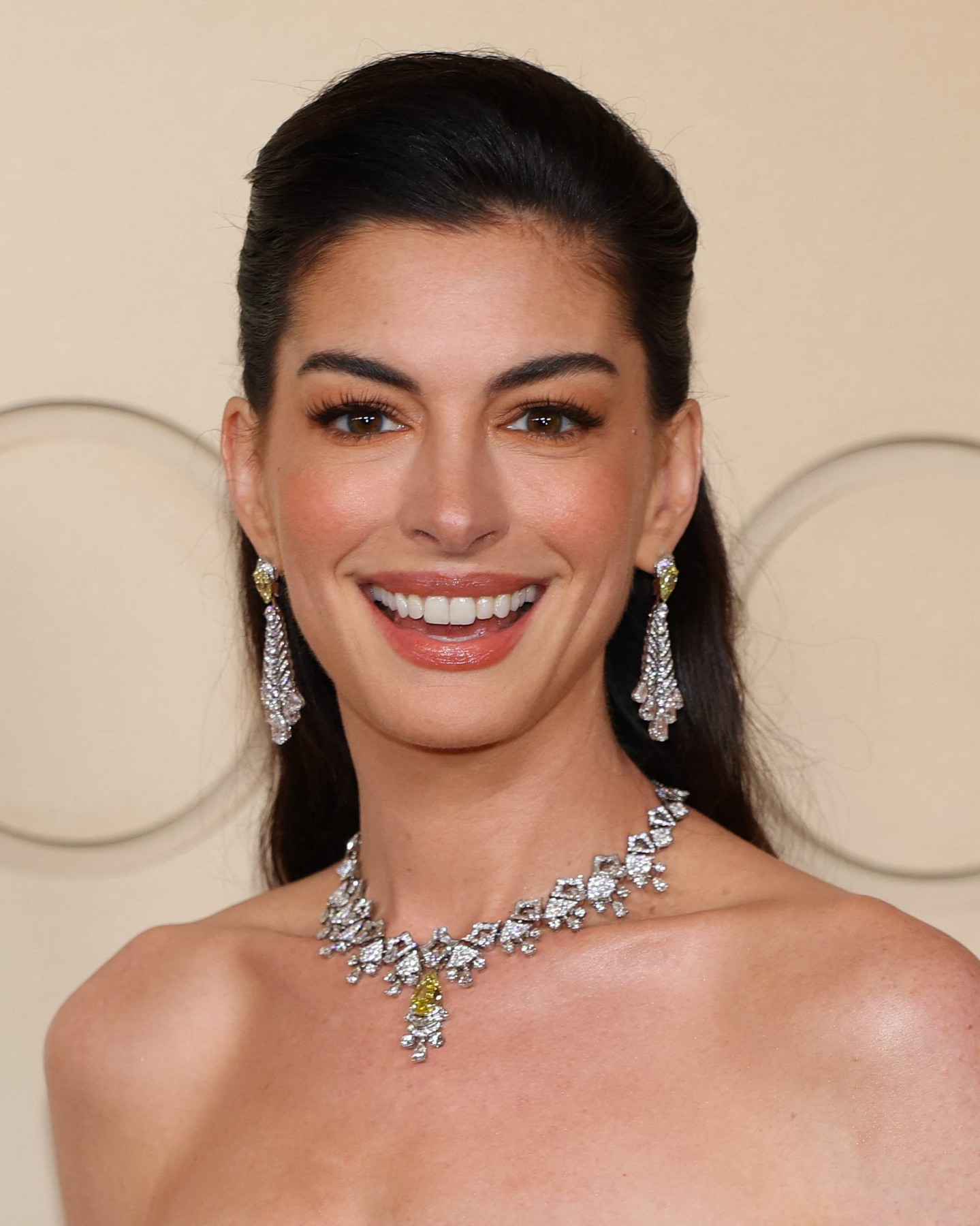 Anne Hathaway 44 tr&ocirc;ng như 24: C&oacute; kiểu ăn 